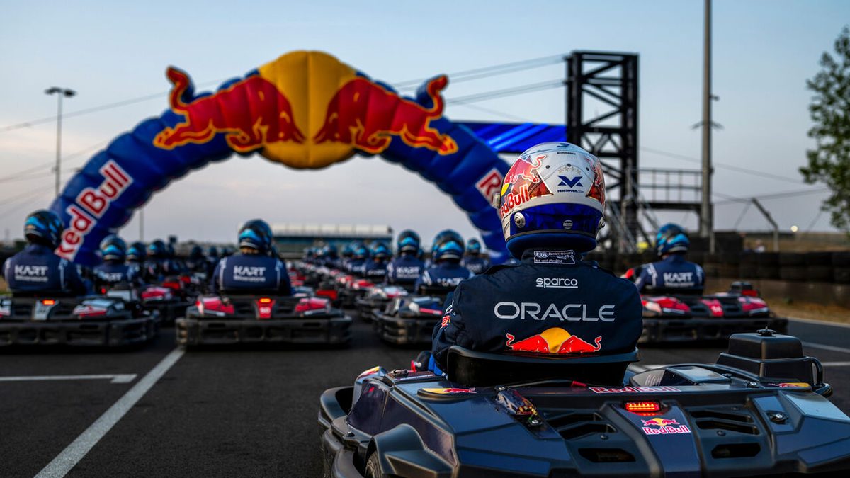 Max Verstappen gaat straks opvallende uitdaging aan: kan hij 100 tegenstanders inhalen in "grootste kartrace ter wereld…