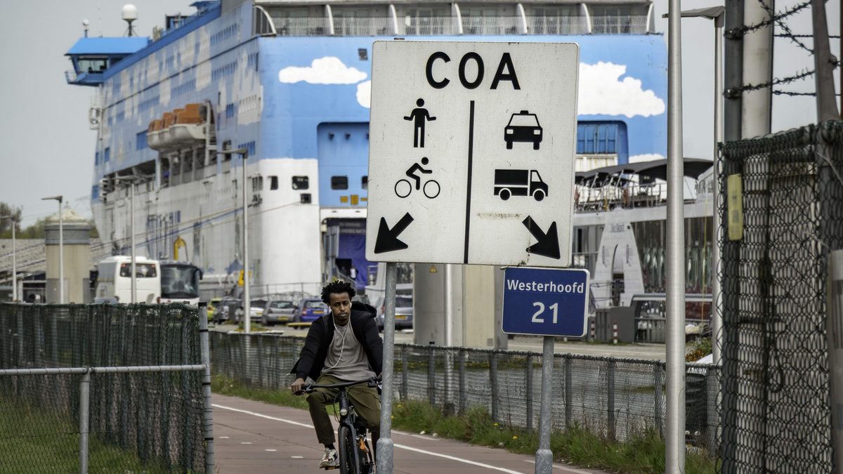 Peperduur asielschip blijft tegen afspraken in mogelijk toch in Amsterdam: ook als nieuw azc opent