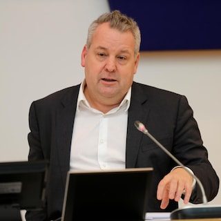 Burgemeester en Kamerlid ontsnapt aan rijverbod dankzij parlementaire onschendbaarheid, kreeg al 112 snelheidsboetes