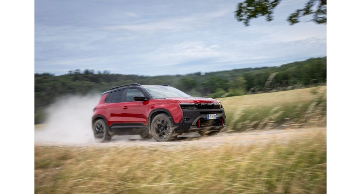 Jeep Avenger, il SUV più venduto d’Italia si rinnova: porte aperte e offerta a tasso zero