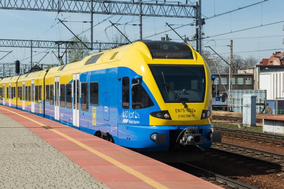 Problemy pasażerów kolei w Śląskiem. Awaria urządzeń i odwołane pociągi