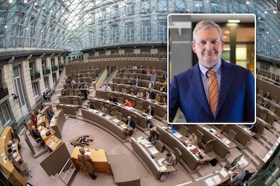 Vlaams Belang-politicus hele nacht opgesloten in toilet van Vlaams Parlement: “Ik moest gaten in de deur maken om te ku…