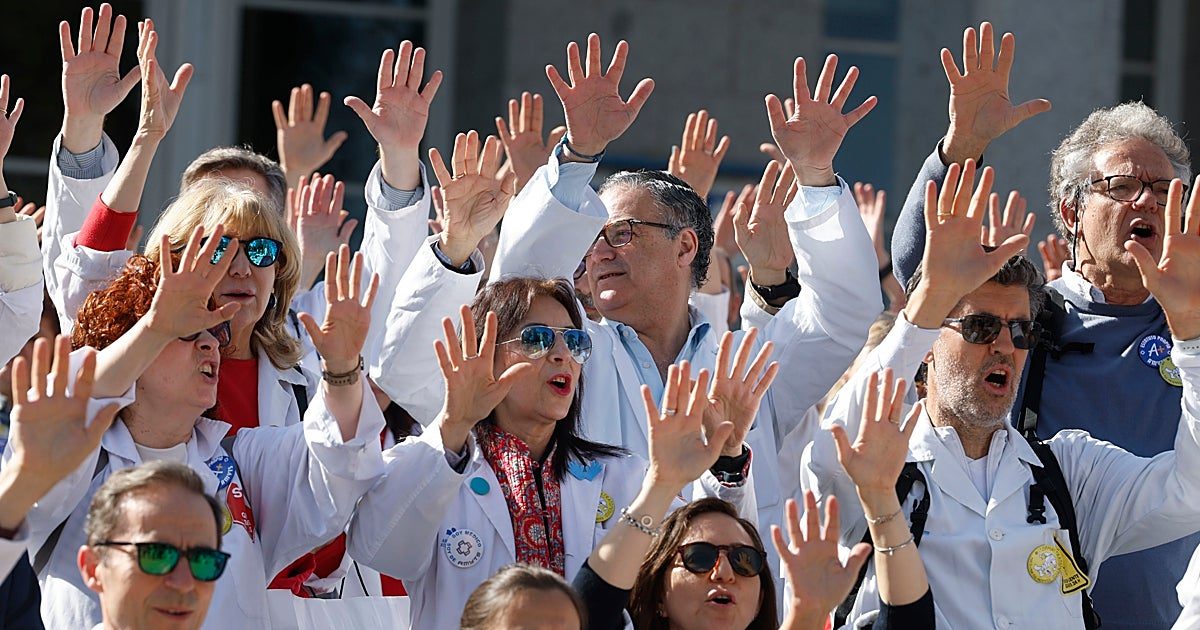 Los médicos convocan una huelga indefinida en toda España para mediados de octubre