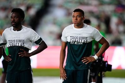 Vinícius Júnior en Kylian Mbappé dragen shirts met steun voor Ceuta met tegenzin