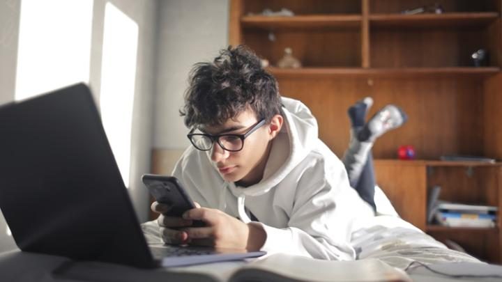 Dr Wojtynkiewicz: smartfon może stać się dla nastolatka psychicznym schronieniem