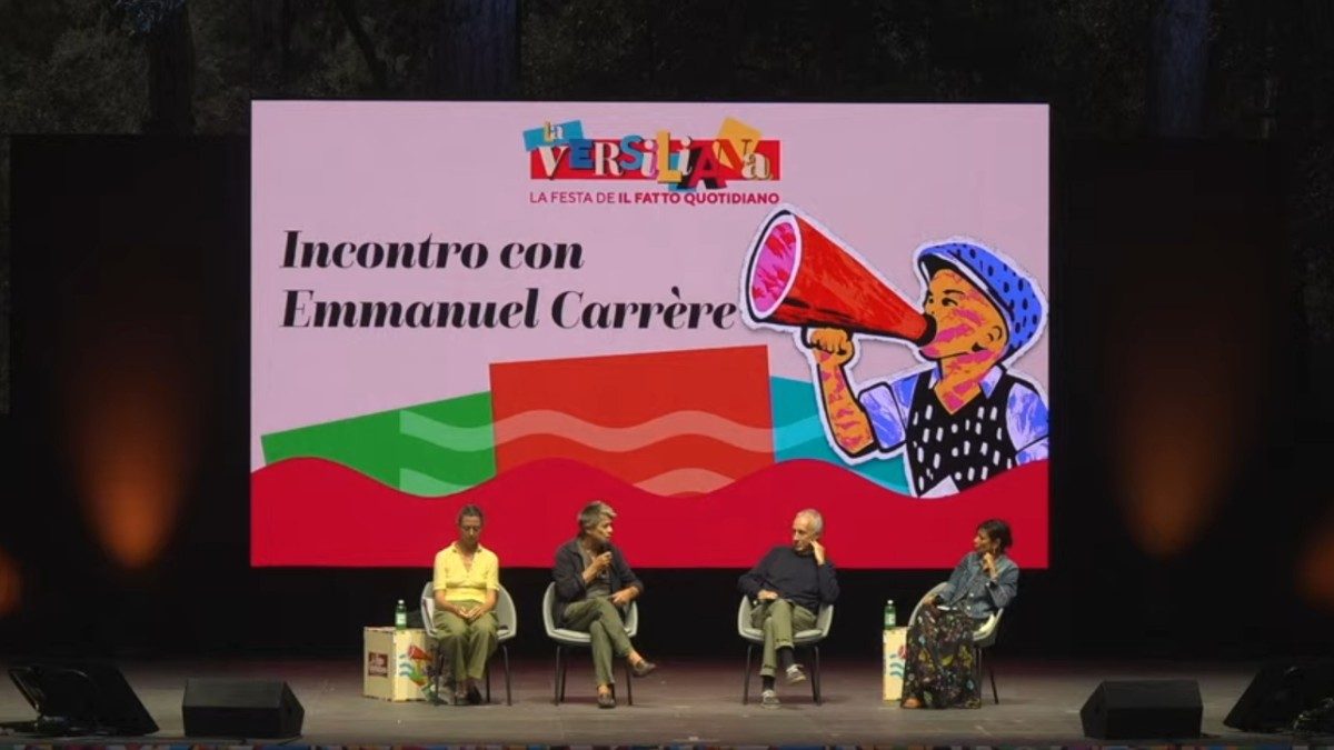 Festa de il Fatto Quotidiano, Emmanuel Carrère sul palco della Versiliana: rivedi l’intervista di Marco Travaglio e Mad…