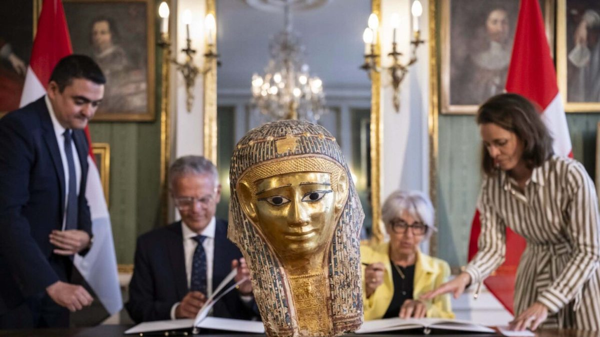 Maschera di oltre 2.000 anni restituita dalla Svizzera all'Egitto