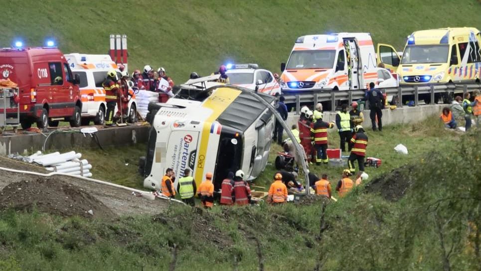 Großeinsatz in der Schweiz - Mehrere Tote bei Busunglück in den Alpen
