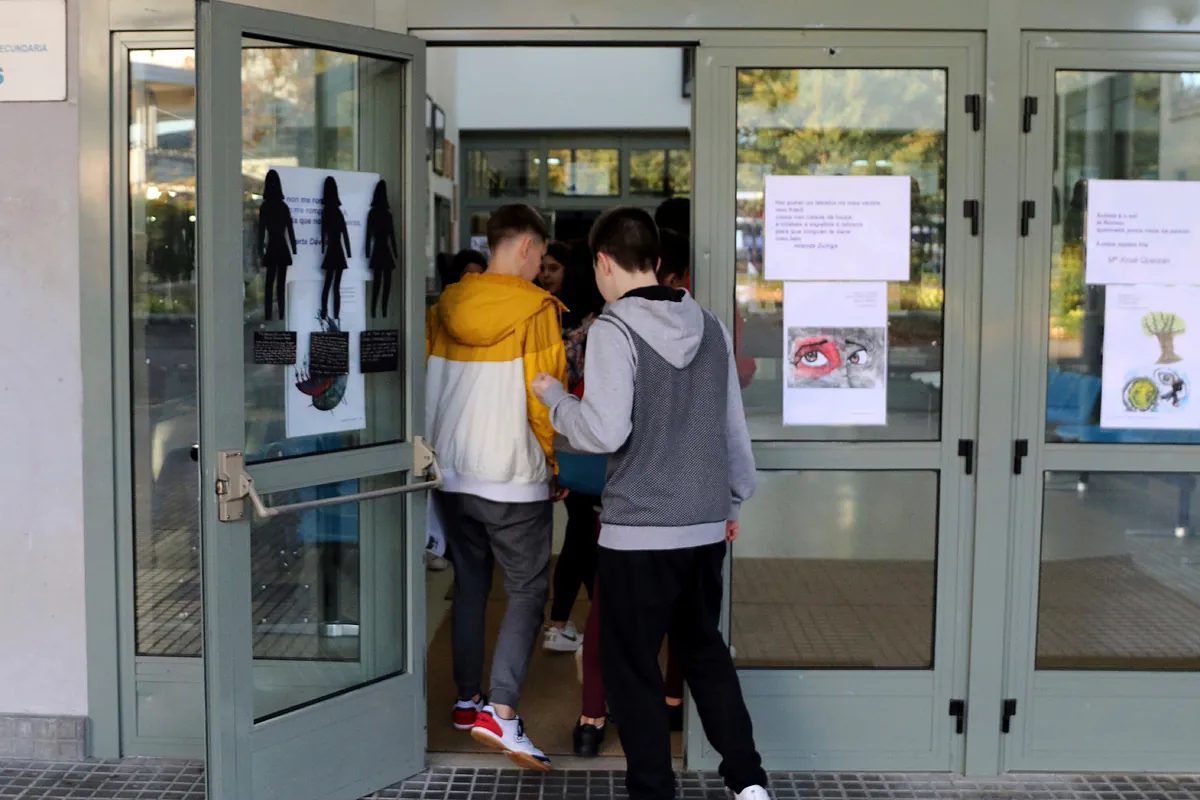 La escuela española sí iguala por abajo: los alumnos excelentes empeoran más del doble que los rezagados