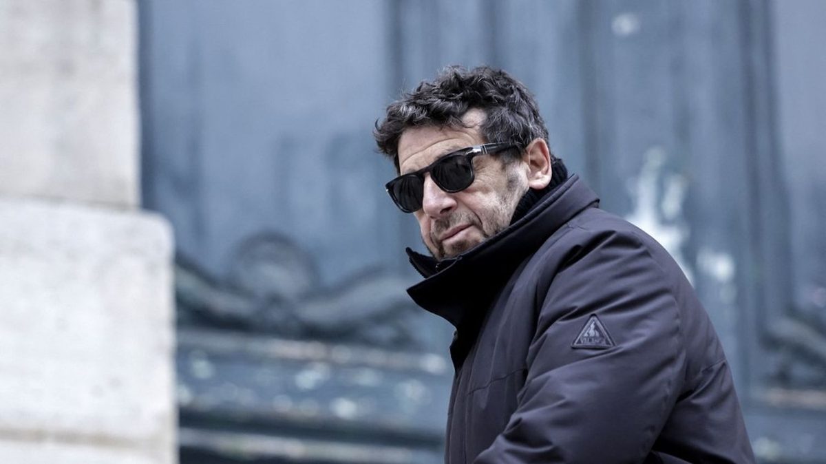 La justice confirme l'allégement du contrôle judiciaire de Patrick Bruel, qui peut se rendre à l'étranger