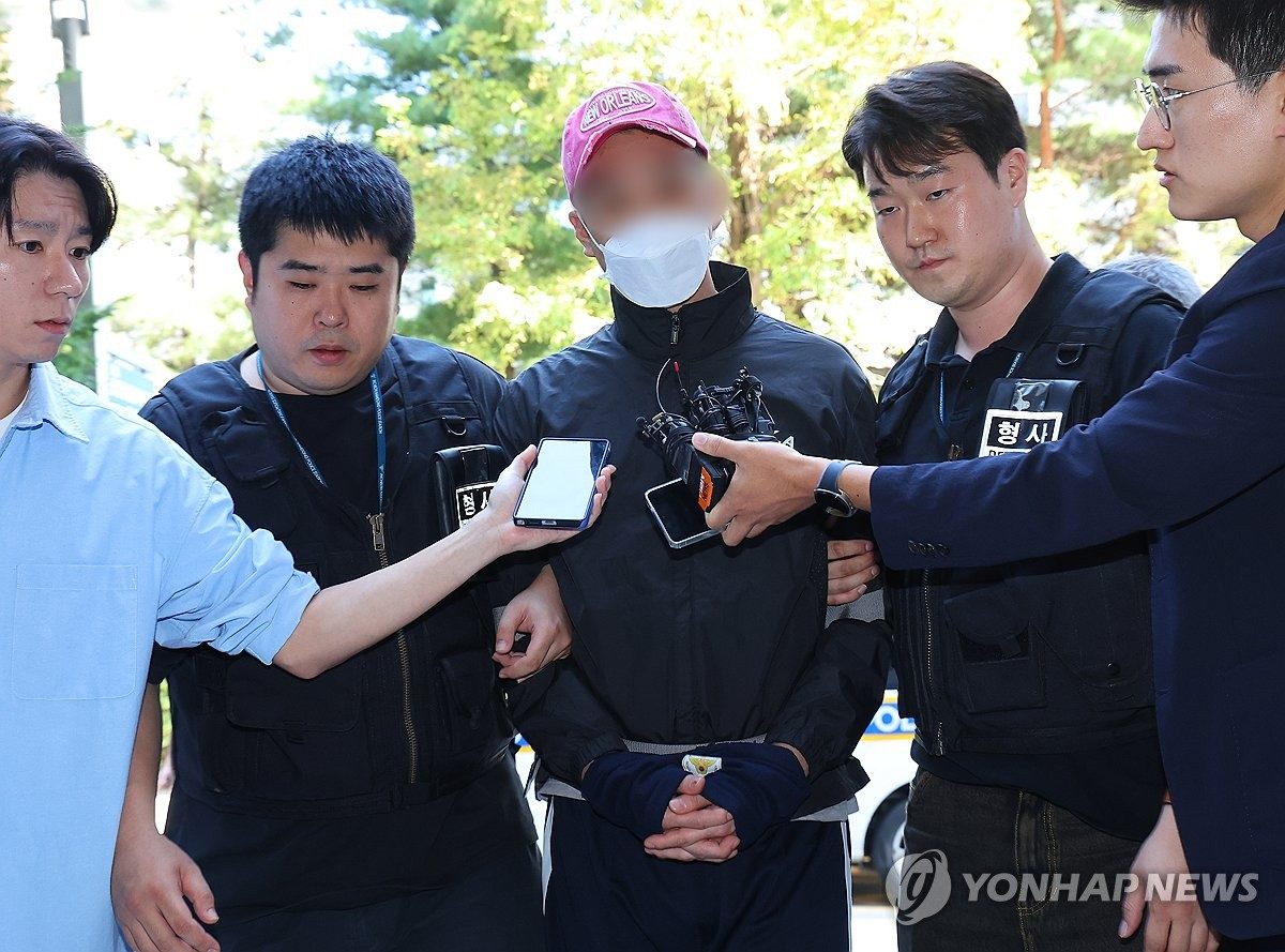 90초만에 대형마트서 5억 금팔찌 훔친 20대 구속…"도주우려"
