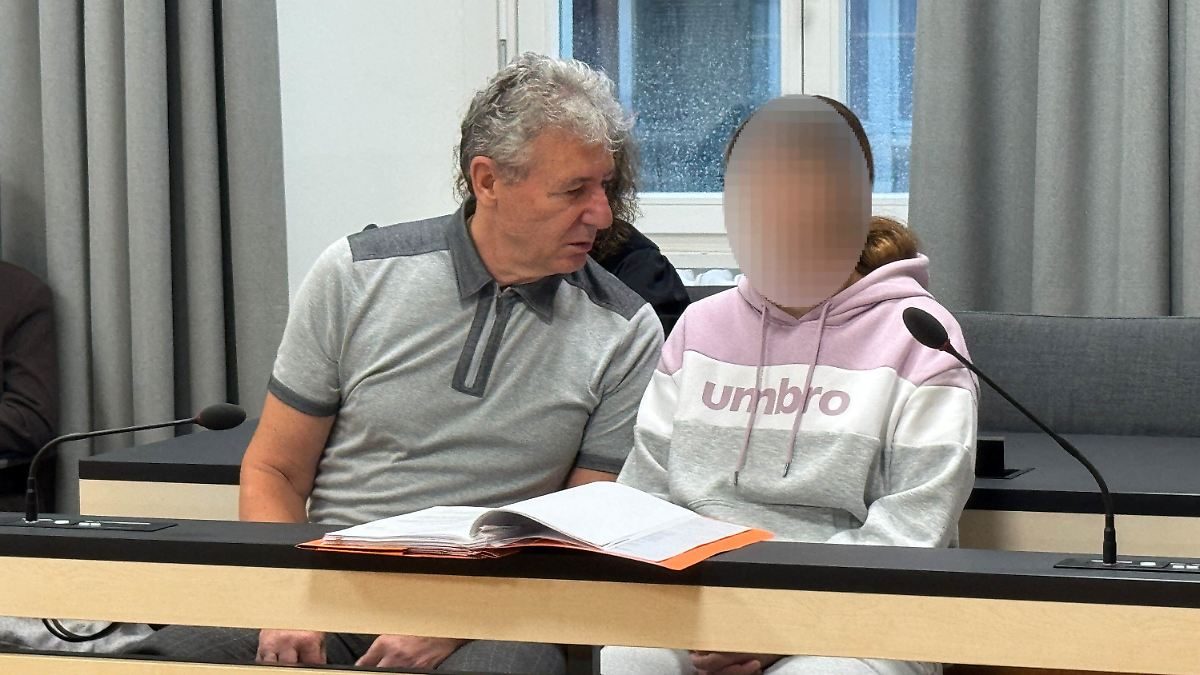 Zeuge verhindert Unglück knapp: Mutter stellt sich mit Kind auf Bahngleise - Urteil gefallen