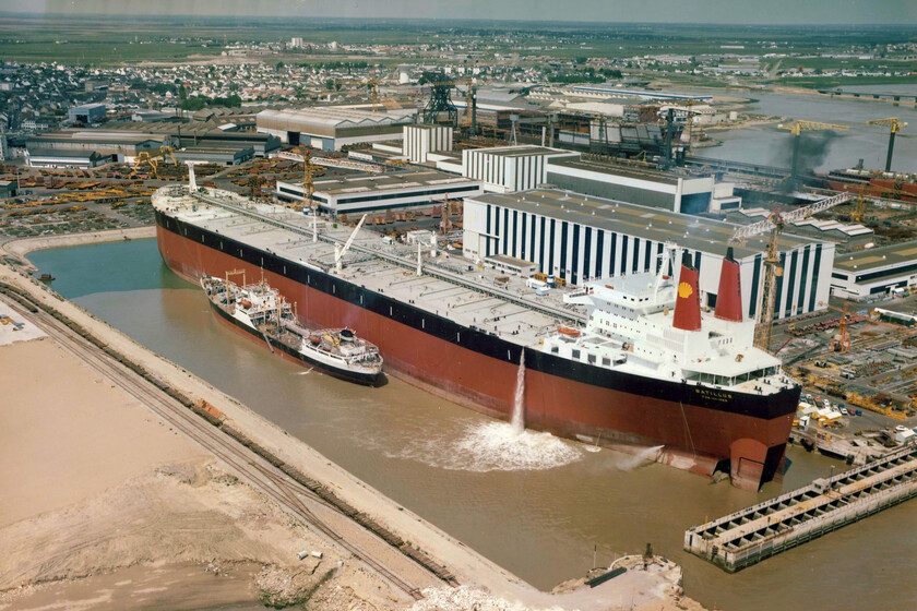Hay tan pocos barcos dispuestos a cruzar Ormuz que usar un petrolero ya vale más de un millón de dólares al día. Y lo v…