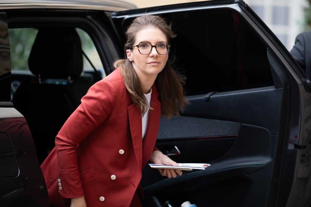 « Théorie du grand remplacement » : Aurore Bergé se prend les pieds dans le tapis jusque dans son propre camp