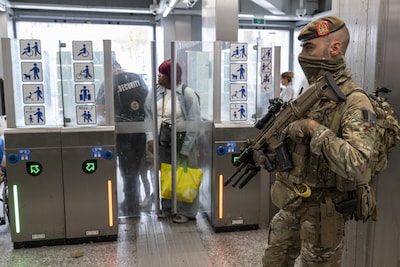 Le gouvernement envisage de prolonger la présence de militaires à Bruxelles