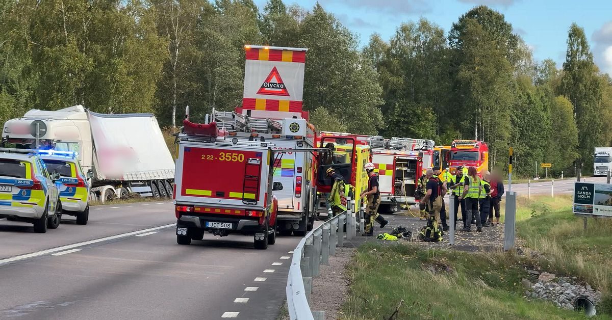 Lastbil i krock med personbil på E18 i Årjängs kommun