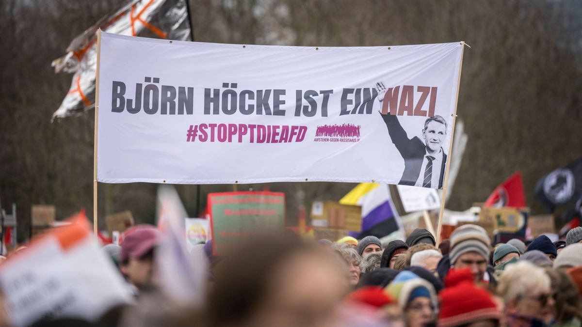 Fürstenwalde/Spree: Polizei beschlagnahmt Anti-Höcke-Plakat der Linken