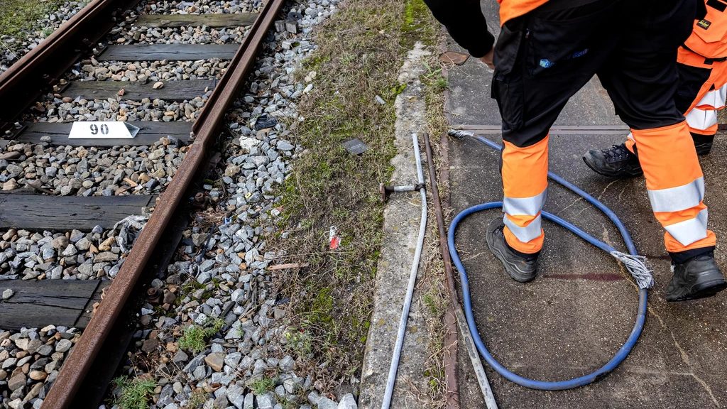 Een stapel buizen en startkabels leggen de kwetsbaarheid van het spoor bloot