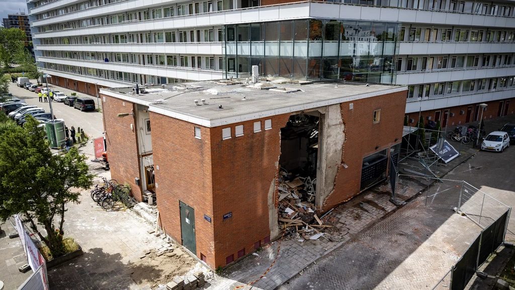 Voet van verdachte en 'wapenarsenaal' gevonden in kelderbox na explosie Amsterdam