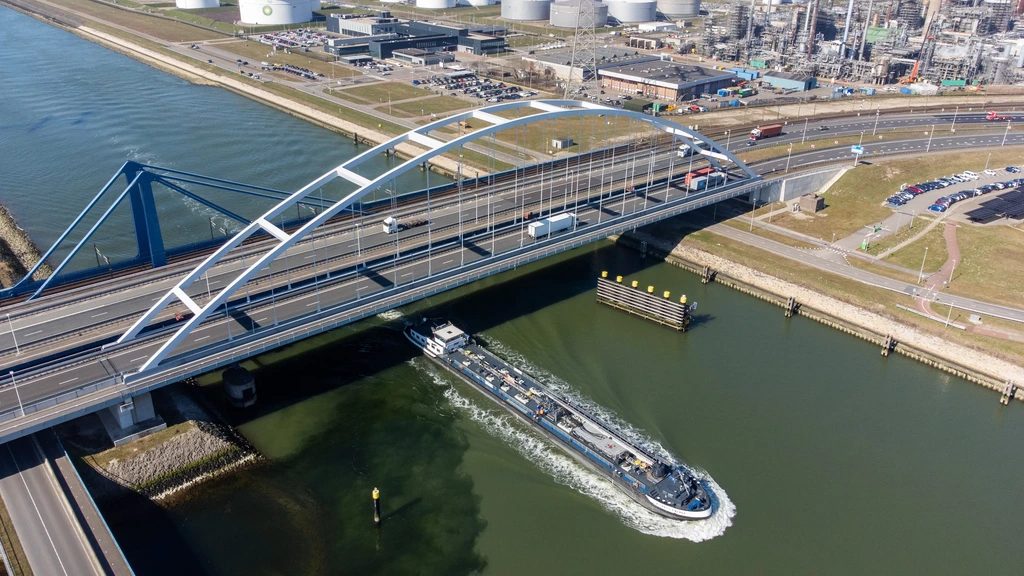 Suurhoffbrug richting Maasvlakte deels gesloten vanwege scheuren in de constructie