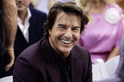 Tom Cruise (64) verrast met coverfoto waarop hij met bijna ontbloot bovenlijf staat