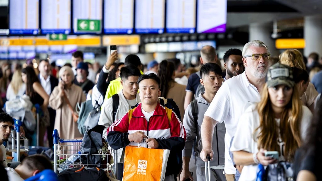 Schiphol en vakbonden sluiten overeenkomst, beveiligers gaan niet meer staken