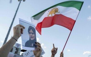 Devenue un symbole de la lutte pour la liberté des femmes en Iran, Mahsa Amini est morte il y a quatre ans