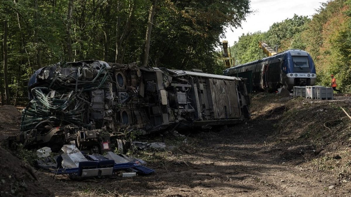 Déraillement d'un train en Normandie : la SNCF prévoit "plusieurs" semaines de travaux avant la reprise du trafic sur l…