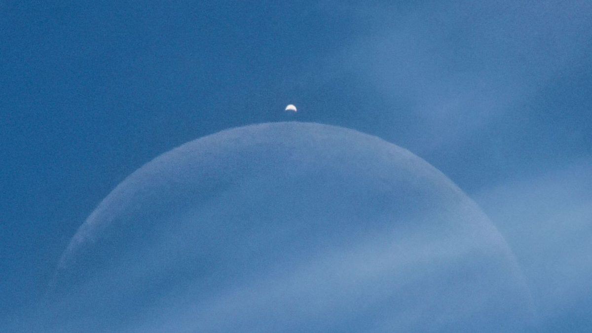 La Nasa publie sur son site cette photo d’un rare alignement Lune-Vénus prise en plein jour depuis l’Ain
