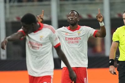 Naar binnen komen en fraai raak schieten: Dodi Lukebakio scoort voor Benfica in prestigeduel tegen AC Milan