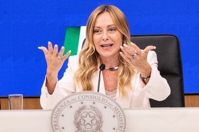 Meloni agit face à la hausse du carburant: des millions d’Italiens exonérés de taxe de circulation