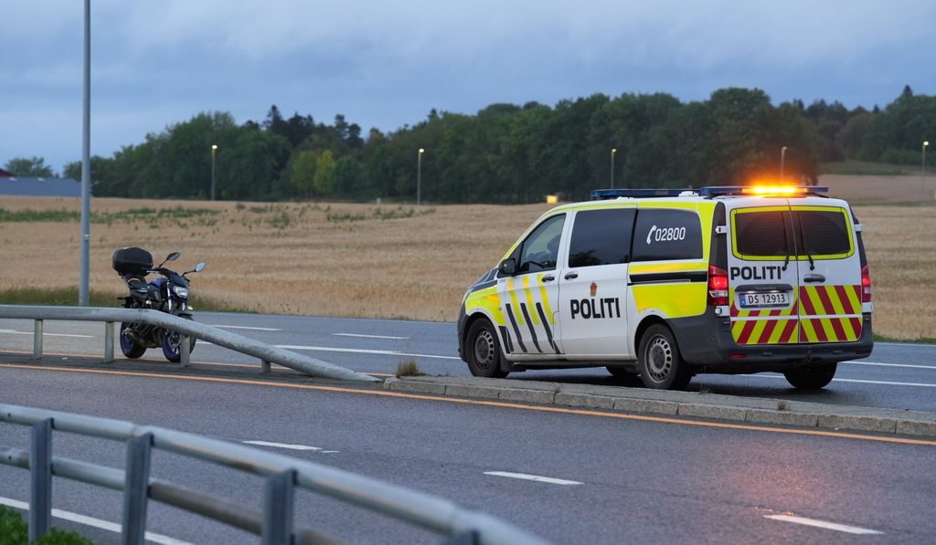 Motorsykkel veltet i rundkjøring