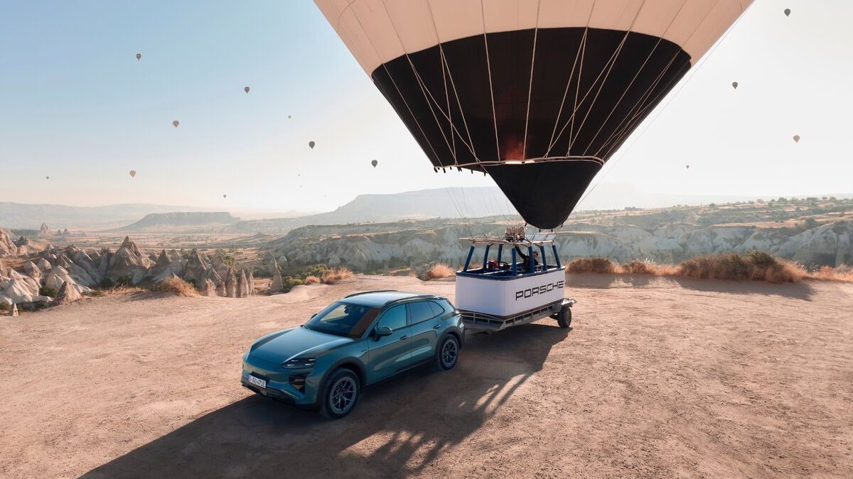 Porsche Cayenne Turbo Electric, viaggio sospeso tra cielo e pietra