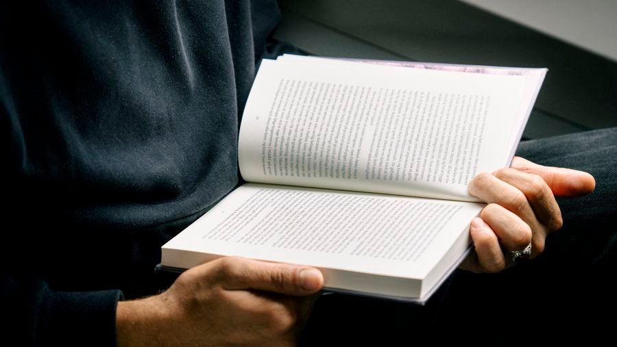 Vil bekæmpe doomscrolling: Betaler folk for at læse