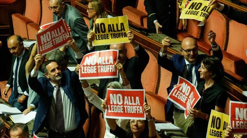 Sì del Senato al Melonellum, l’opposizione denuncia: “È una nuova legge truffa”