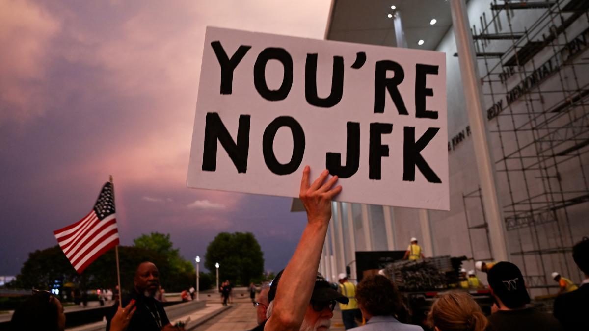 Trump clausura el Centro Kennedy hasta que la justicia le permita poner su nombre en la fachada