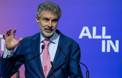“Elle pourrait entraîner la fin de l’humanité”, l’un des pères de l’IA tire la sonnette d’alarme