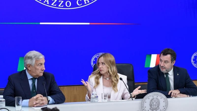 Addio al bollo su auto e moto per i veicoli piccoli e medi. Si riduce il taglio delle accise