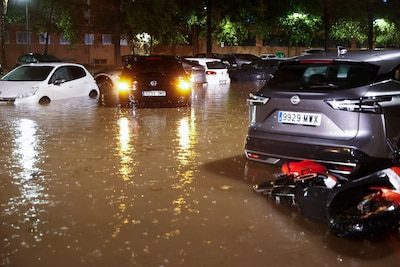 Vliegveld Valencia gesloten na zware regenval, overstromingsgevaar ligt op de loer