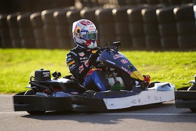 In 36 minuten 100 ‘coureurs’ voorbij: Max Verstappen voltooit unieke uitdaging in razend tempo
