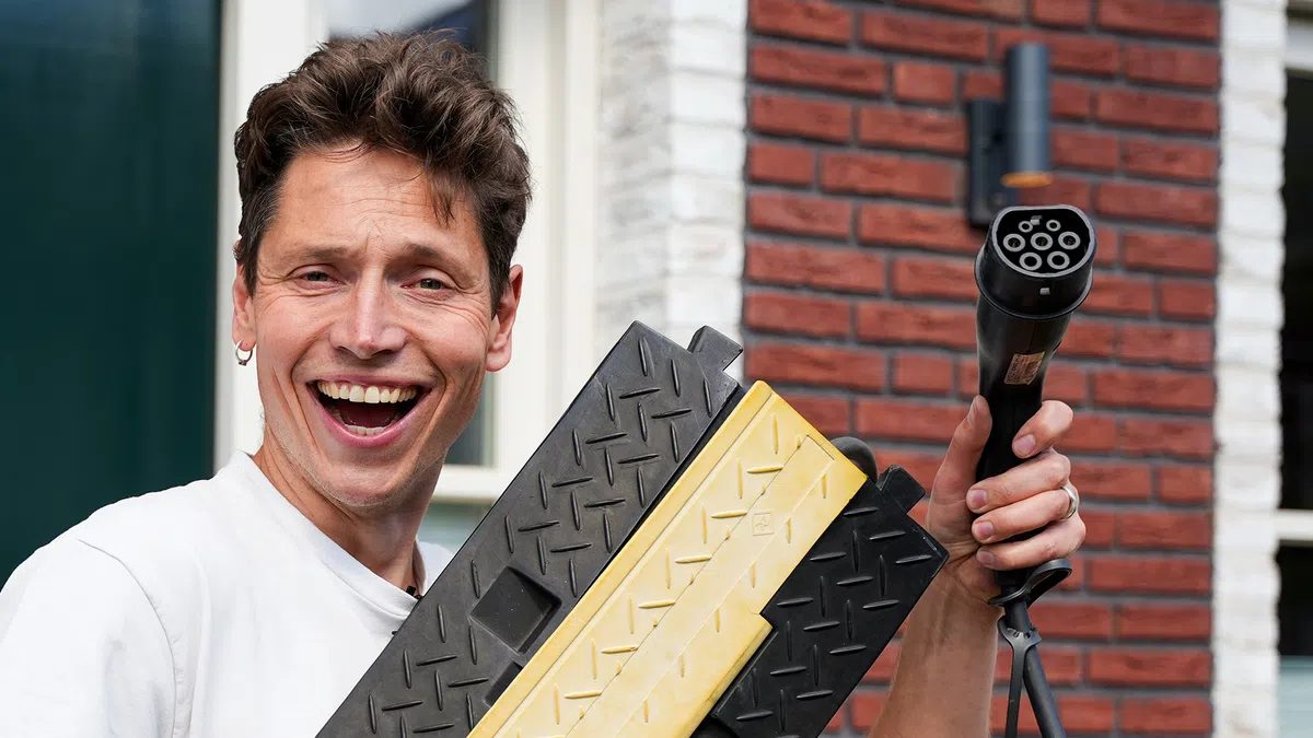 Stoepladen breekt door: in bijna de helft van de gemeenten mag de laadkabel over de stoep