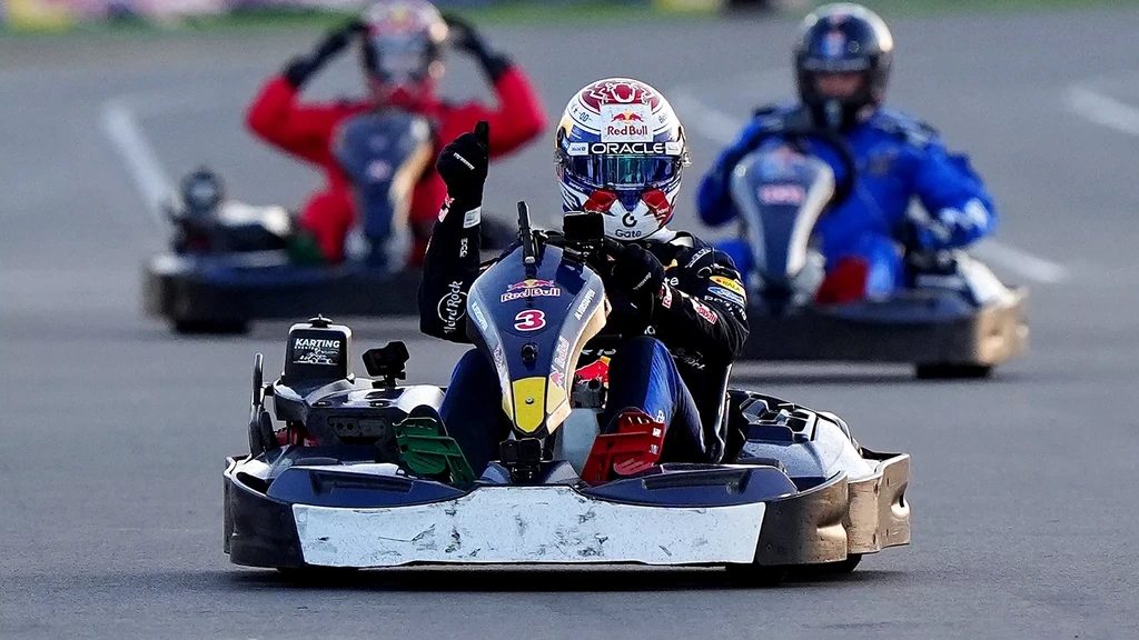 Verstappen boekt 'eerste zege van 2026' in ludieke kartrace tegen honderd uitdagers
