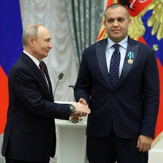 Russische oligarch stak honderdduizenden dollars in huwelijk van Trumps zoon, vrees voor invloed op beleid VS