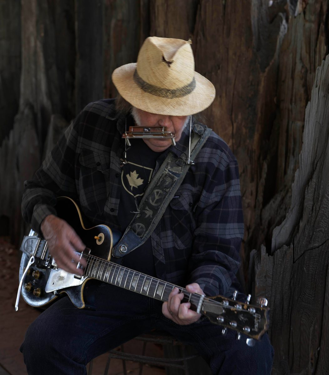 Sur “Second Song”, Neil Young retrouve la grâce et le dépouillement de l’acoustique