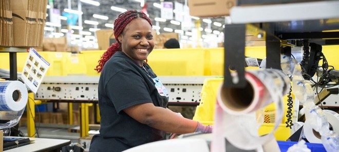 Amazon aumenta la paga ai lavoratori USA e introduce nuovi benefit