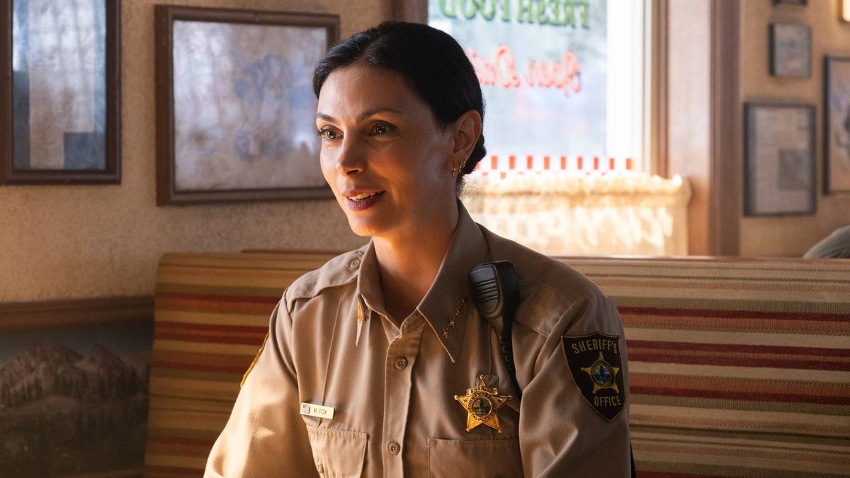 Sheriff Country & Fire Country Crossover Romance Teased By Morena Baccarin & Max Thieriot
