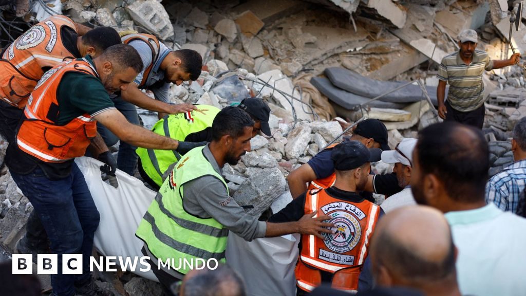 "Estamos escarbando con nuestras propias manos": el derrumbe de un edificio dañado por la guerra en Gaza deja al menos…