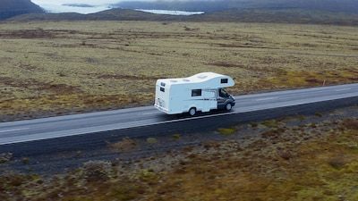 Belgisch duo smokkelt 70 kilo drugs in camper naar IJsland, man betrapt terwijl hij put graaft op camping
