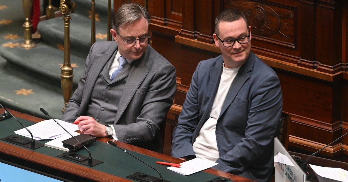 Cravates, basket ou t-shirt: l’habit fait-il le politique? Manifestement, oui