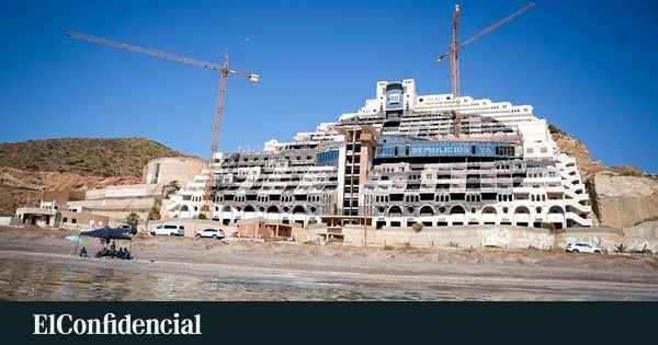 A la enésima va la vencida: La Junta inicia el trámite para tirar el Algarrobico tras el fiasco de la vía Montero